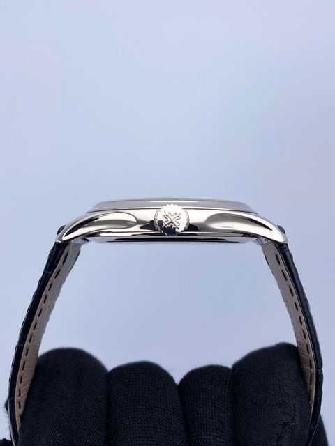 Patek Philippe Calatrava 5227G-010 Image 4